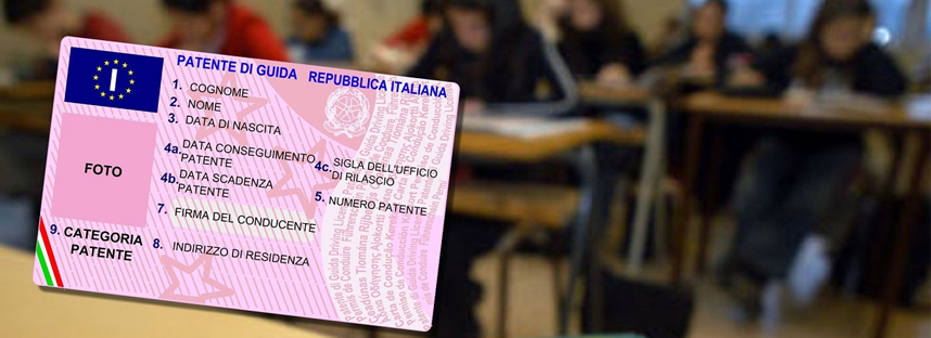 Immagine che mostra un patente di guida italiana con una classe di Autoscuola Avisio sullo sfondo